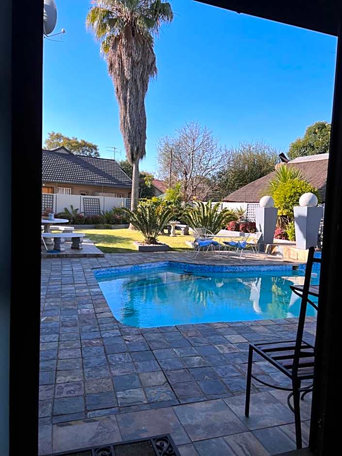 2 Op Terblanche Guesthouse