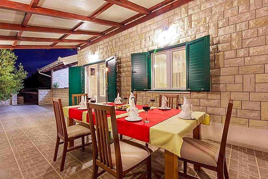 Luxury Beachfront Villa Dalmatino Trogir with private pool right at the beach in Okrug Gornji - Ciovo