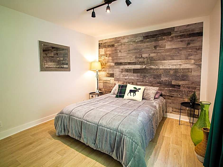 Accessible Trails with Private Hot tub and Firepit