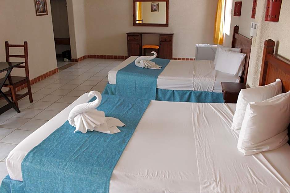 Pelicano Inn Playa del Carmen - Beachfront Hotel