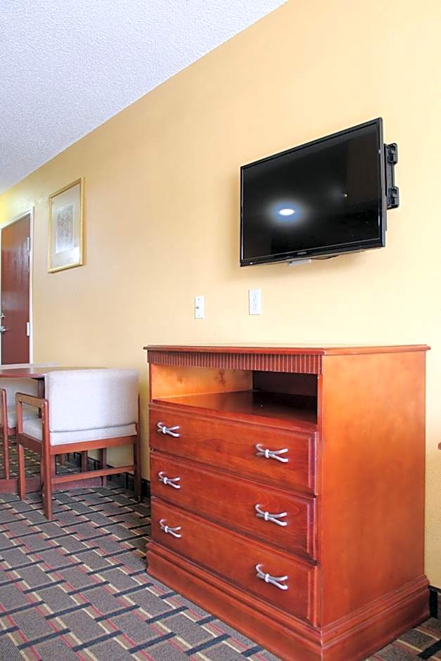 HomeTown Inn & Suites