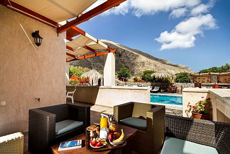 Birds Villa Apartments with Heated Pool - Including Car and Breakfast