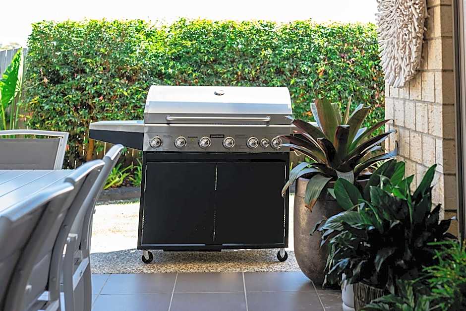 Entertainer's Paradise! Child & pet friendly Pool spa, movie room - close to Australia Zoo