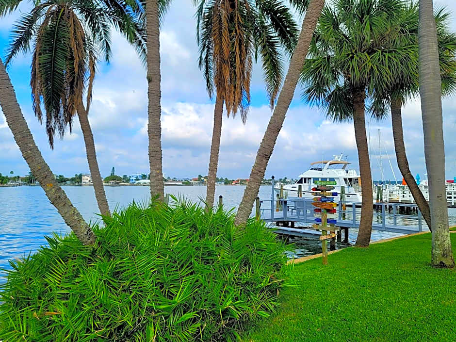 Searenity, Waterside studio in the heart of Treasure Island, walk to beach