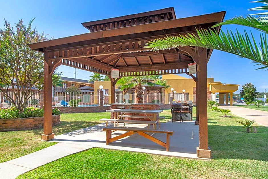 Super 8 by Wyndham Tyler TX