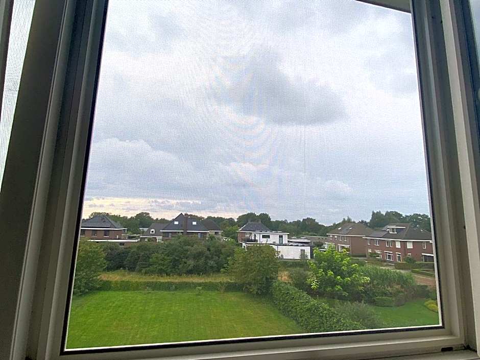 B&B nancy in holland met eigen badkamer , Jacuzzi niet inclusief , independent bathroom jacuzzi not included