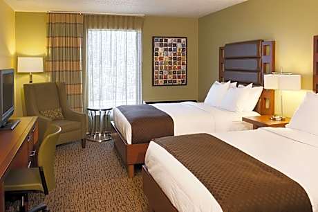 2 QN MOBILITY ACCESS ROLLIN SHWR NO SMOK