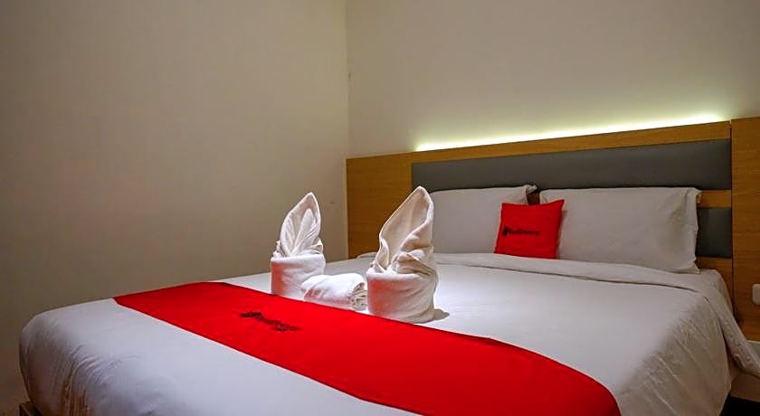 RedDoorz Plus @ Losari Makassar