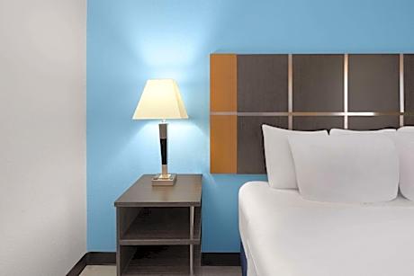 1 King Bed, Mobility/Hearing Access Studio Suite, Tub w/ Grab Bars, Non-Smoking
