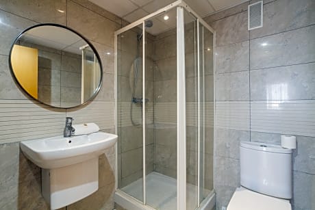 2 BEDROOM APARTMENT (UP TO 4 PEOPLE)