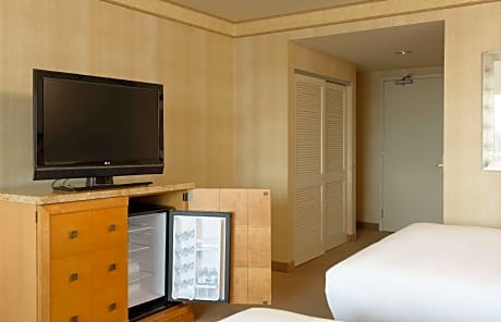 2 Double Hearing Accessible Vis Firealarm/door/phn Alrt 354 Sq Ft- Comp Hi Speed Internet / Sm Refri