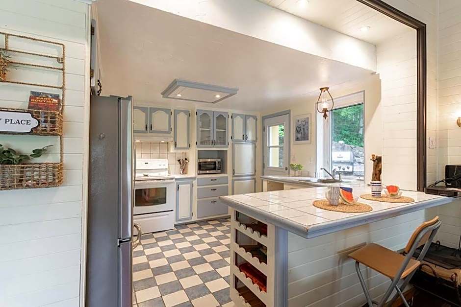 Chalet du Village - Rustic charm, lake - beach access