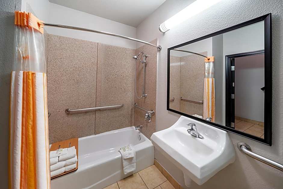La Quinta Inn & Suites by Wyndham Mt. Pleasant