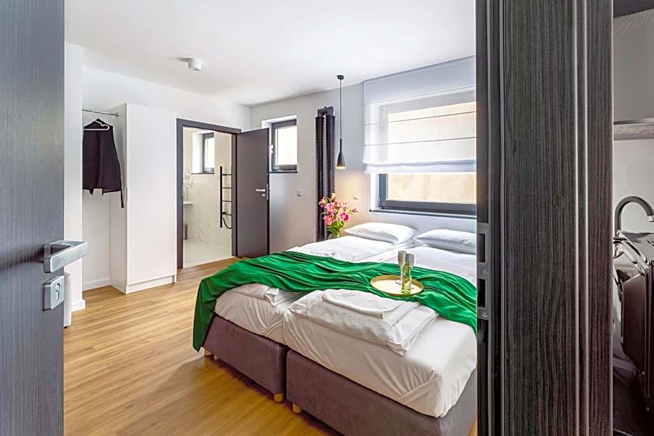 Apart House, Tylna 20