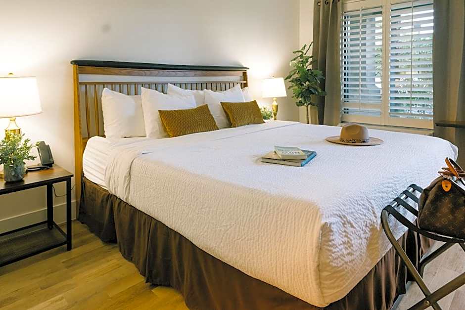 Photo 1 of 6 of 1 King Bed