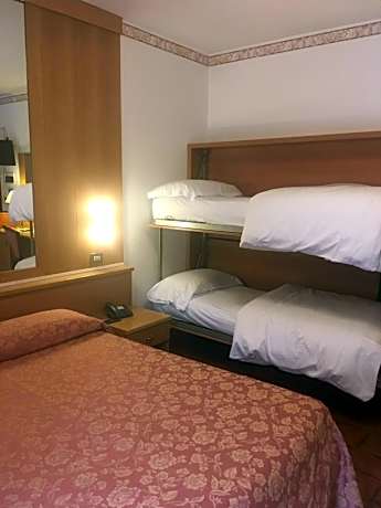 Family Room (2 Adults + 2 Children)