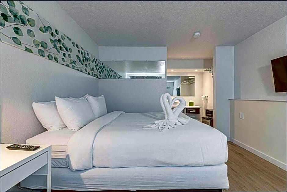 Travel Lodge by Wyndham 10 min from Disney