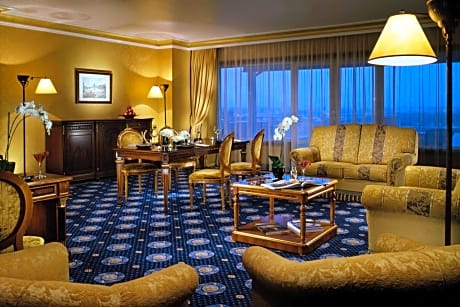 Presidential Suite with Lounge Access