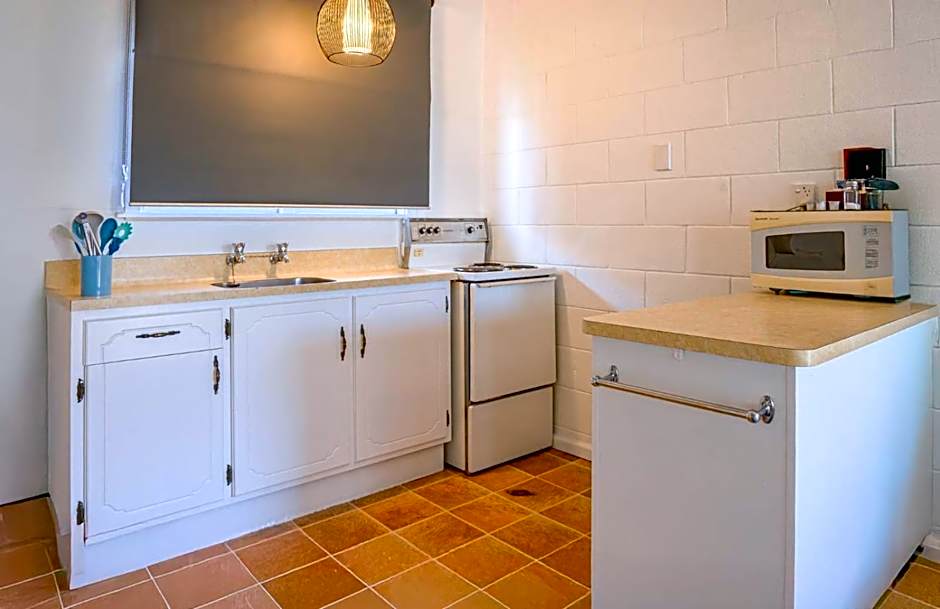 Frimley Lodge Motel - with Airport Shuttle service- Best Location in Town