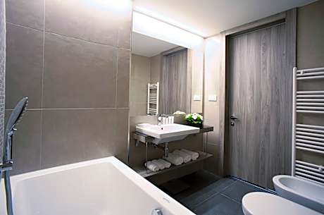 Family room (2 adults + 2 children) with balcony