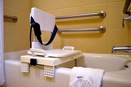 1 King Studio Ste Comm Mobil Access Tub