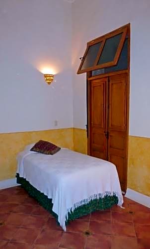 Hotel Medio Mundo