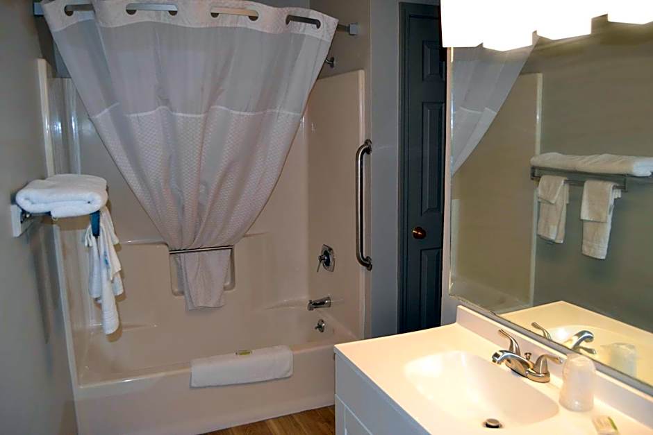 Days Inn and Suites by Wyndham Sikeston