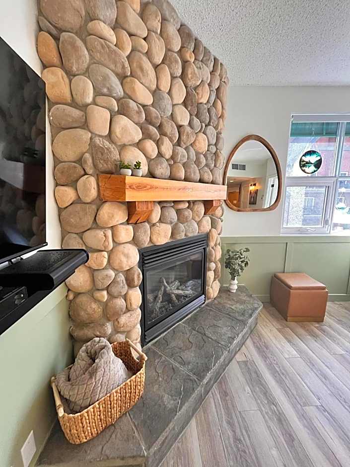 Three Peaks Getaway Jacuzzi Suite - sleeps 4