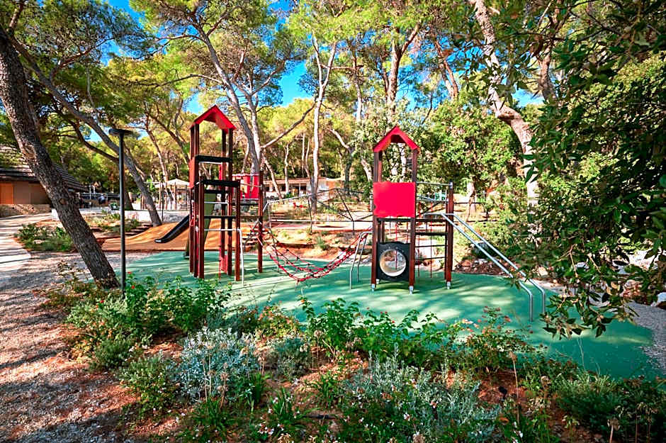 Pine Beach Pakostane Glamping Homes - All Inclusive light