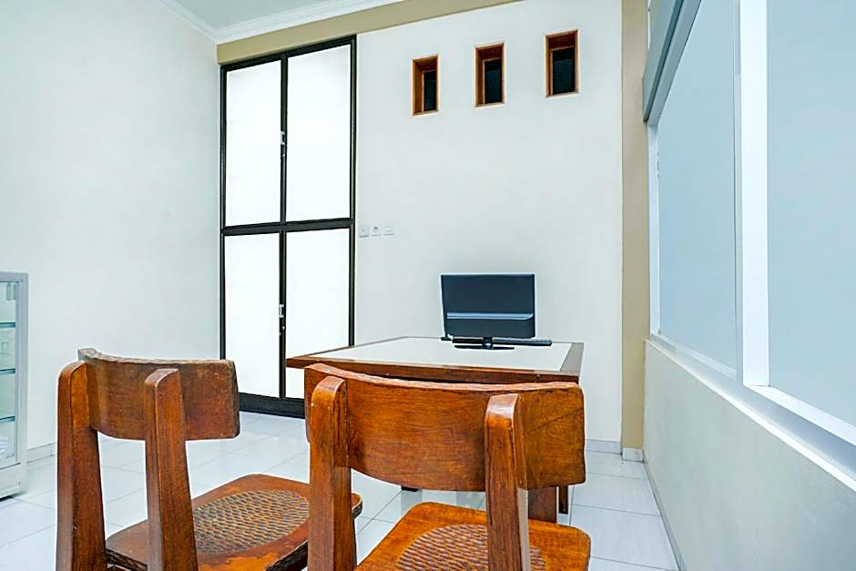 OYO 1642 Penginapan Anggrek Syariah 2