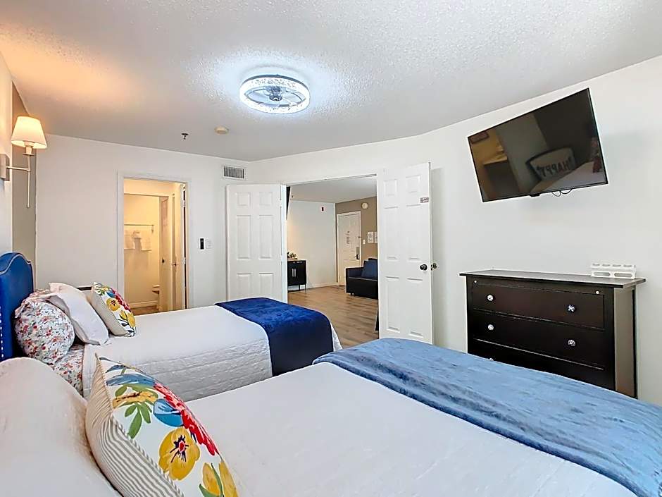 Be Our Guest! 1 Bedroom Condo Near Disney Parks!