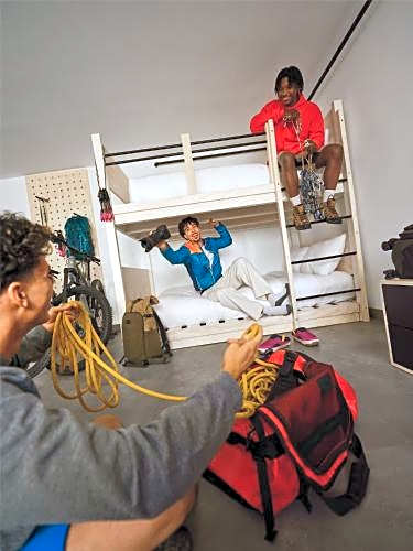 Slackline Moab, Outset Collection by Hilton