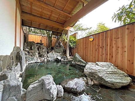 OYADO ASAKA　源泉かけ流しの露天風呂を独り占め！一棟貸切旅館「御宿あさか」29名まで宿泊可