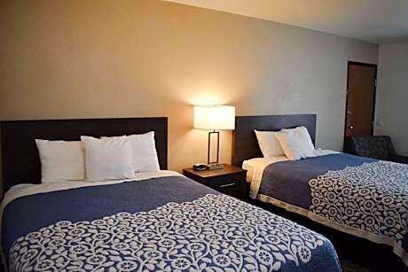 Queen Room with Two Queen Beds and Roll-in Shower - Mobility Accessible/Non-Smoking