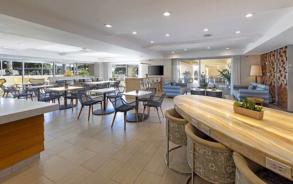 Redondo Beach Hotel, Tapestry Collection by Hilton