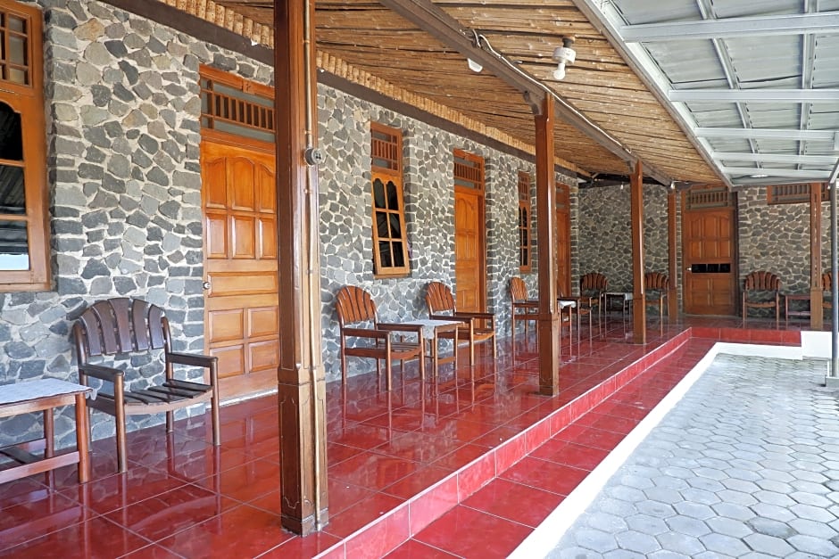 Rajasa Hotel by ZUZU