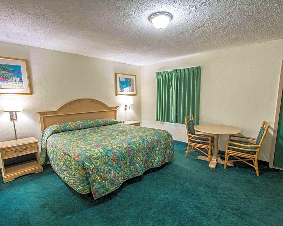 Photo 1 of 3 of 1 King Bed, Nonsmoking