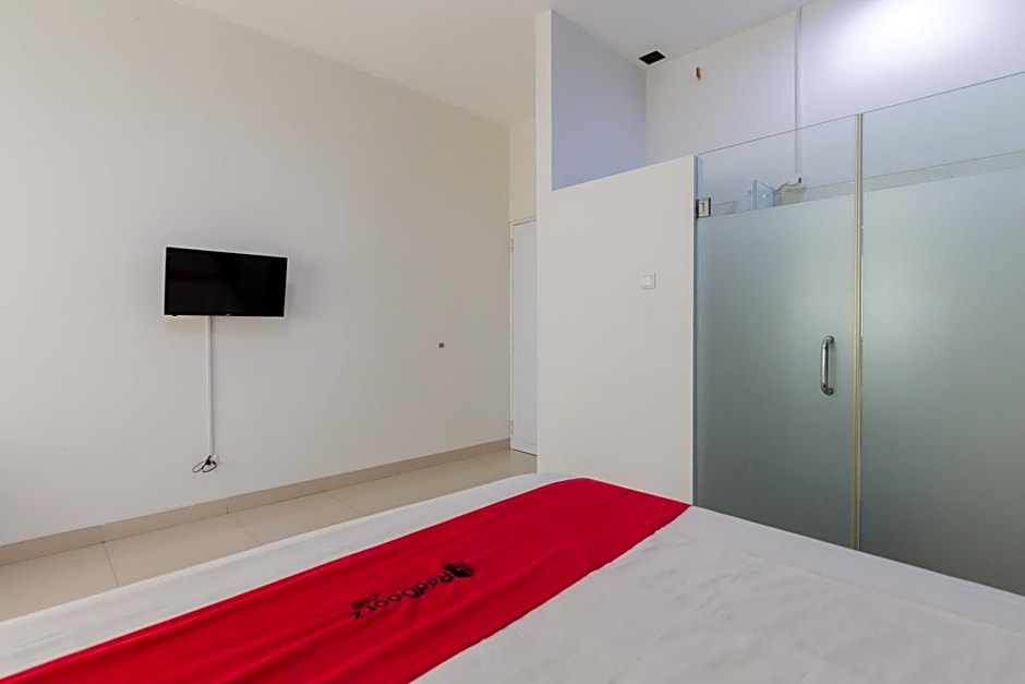 RedDoorz Plus near Living Plaza Jababeka