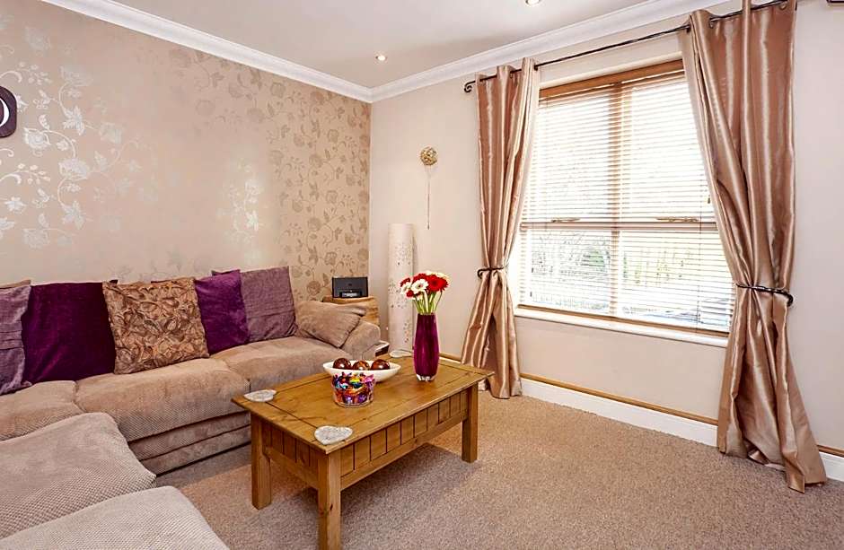 Riverbank View Three Bedroom Apartment with Free Parking