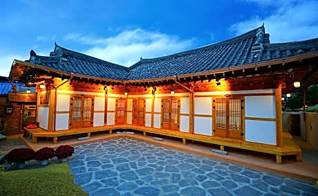 Jeonju Hanok Sukbak Chaehumgwan