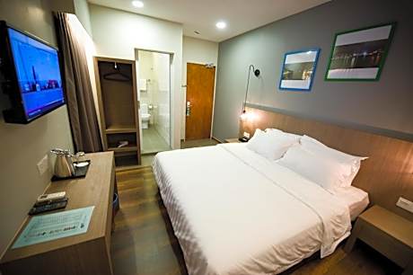 Deluxe King Room with Window