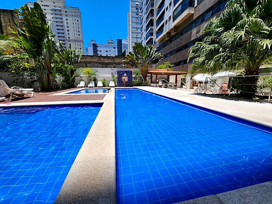 Lindo Flat Capitania Varam , WI FI , 2 aparelhos de ar condicionado , serviço de praia , enorme sacada com vista ao mar e telas de proteção para as crianças , 3 piscinas