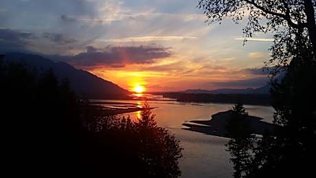 The Fraser River's Edge B&B Lodge