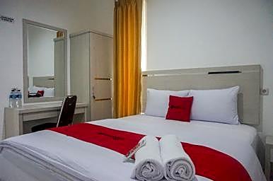 RedDoorz near Araya Family Club House