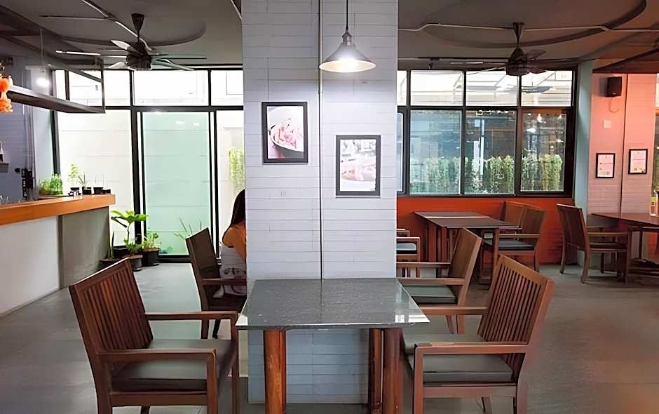 18 Coins Cafe & Hostel