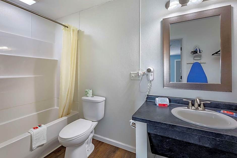 Econo Lodge Inn & Suites Sandusky South