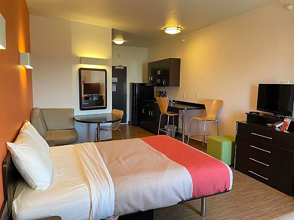 Photo 1 of 1 of 1 Queen, 1 Twin Bed, Studio, Kitchenette, Showers Only, Non-Smoking