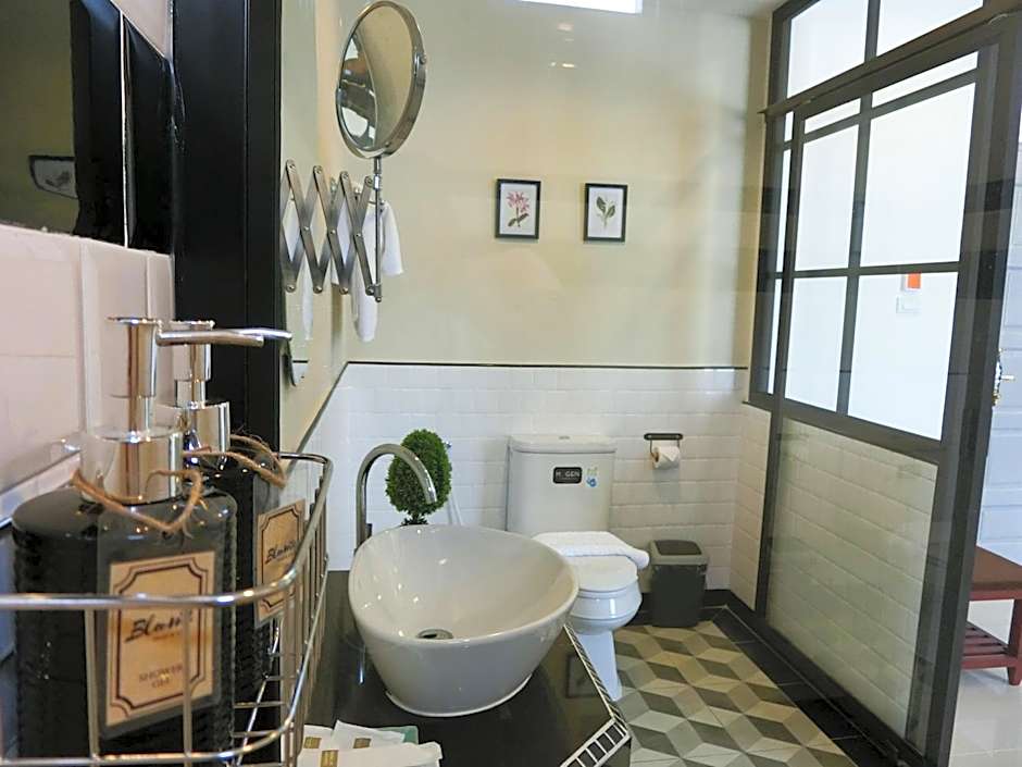 Bloom Boutique Hotel & Cafe