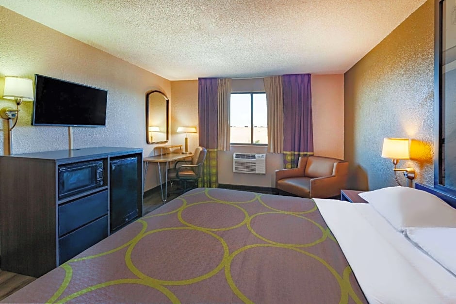 Super 8 by Wyndham Roseville/Detroit Area
