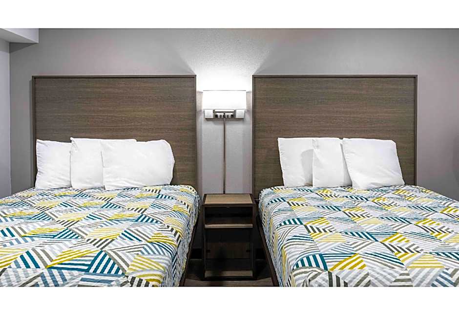 Photo 1 of 7 of 2 Queen Beds, Nonsmoking